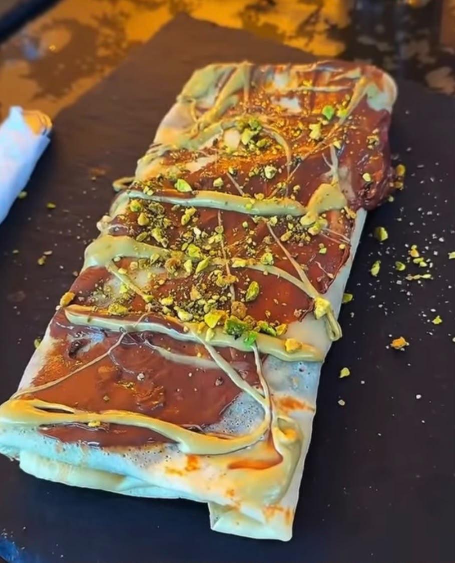 Crêpe mit Schokolade, Pistazien-Crème und gehackten Pistazien