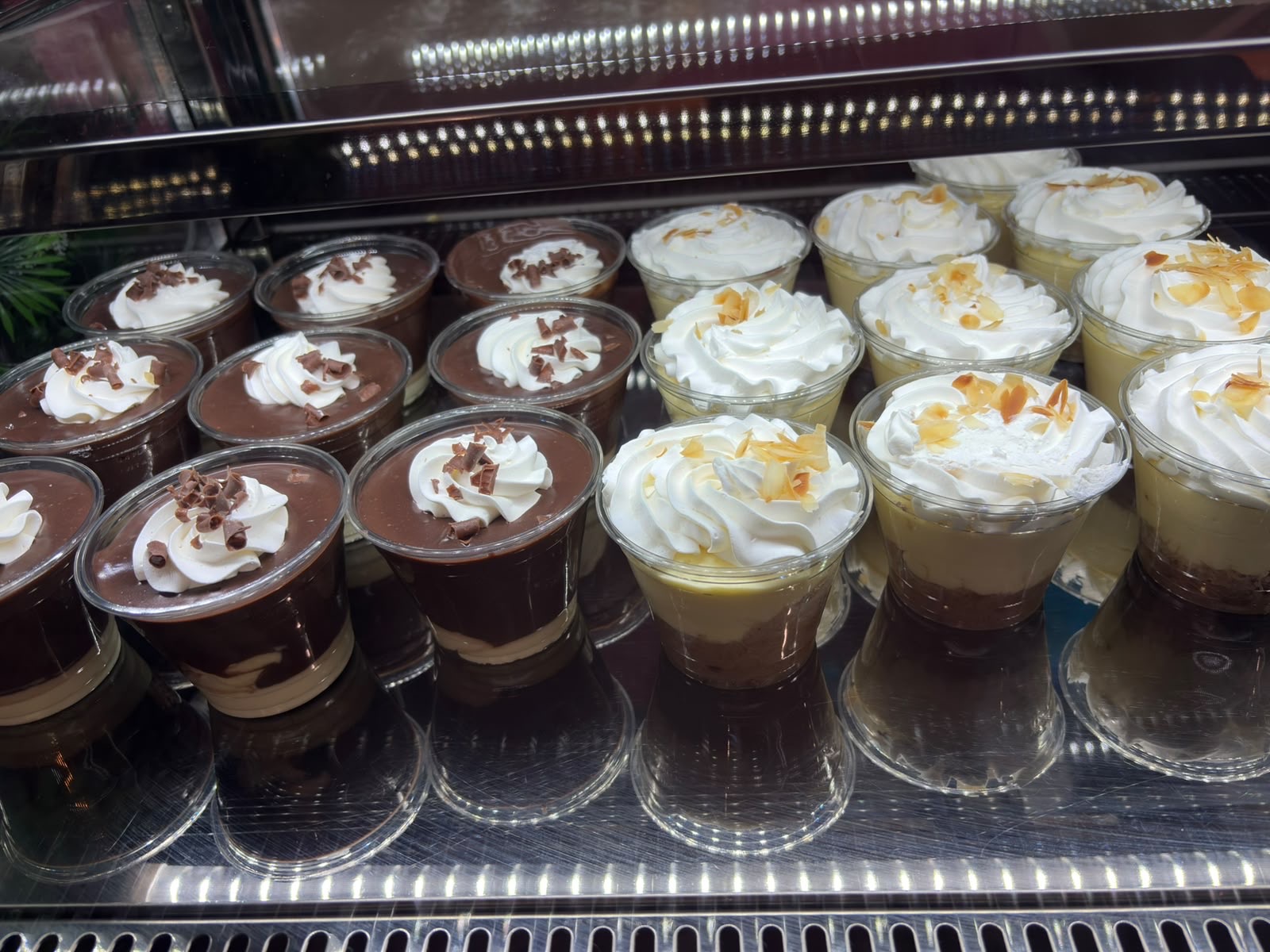 Dessertbecher mit Schokoladen- und Vanillecreme und Sahnehaube