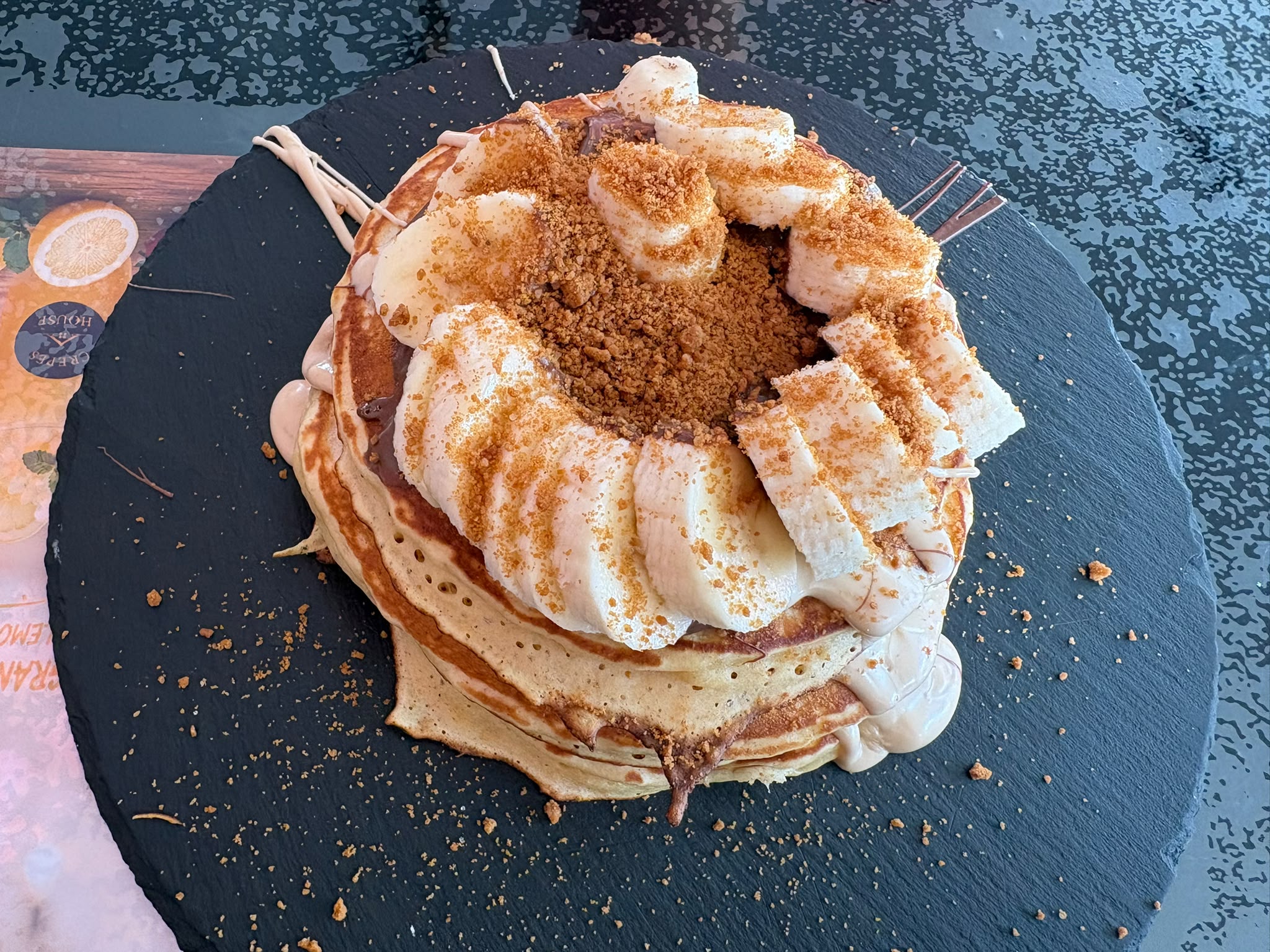 Pancake-Turm mit Bananen und Keks-Crumble von oben