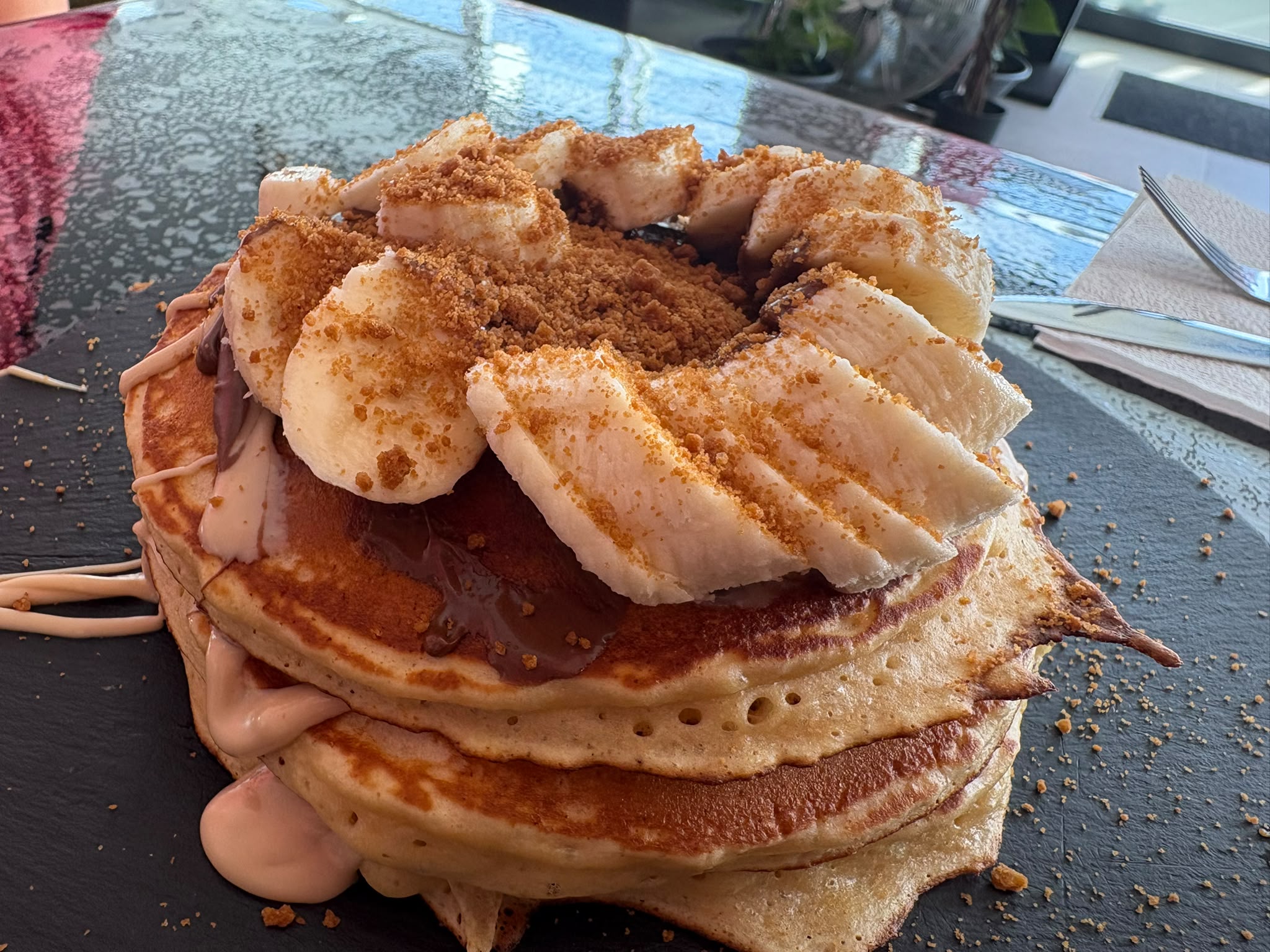 Pancakes mit Bananen, Keks-Crumble und Schokolade