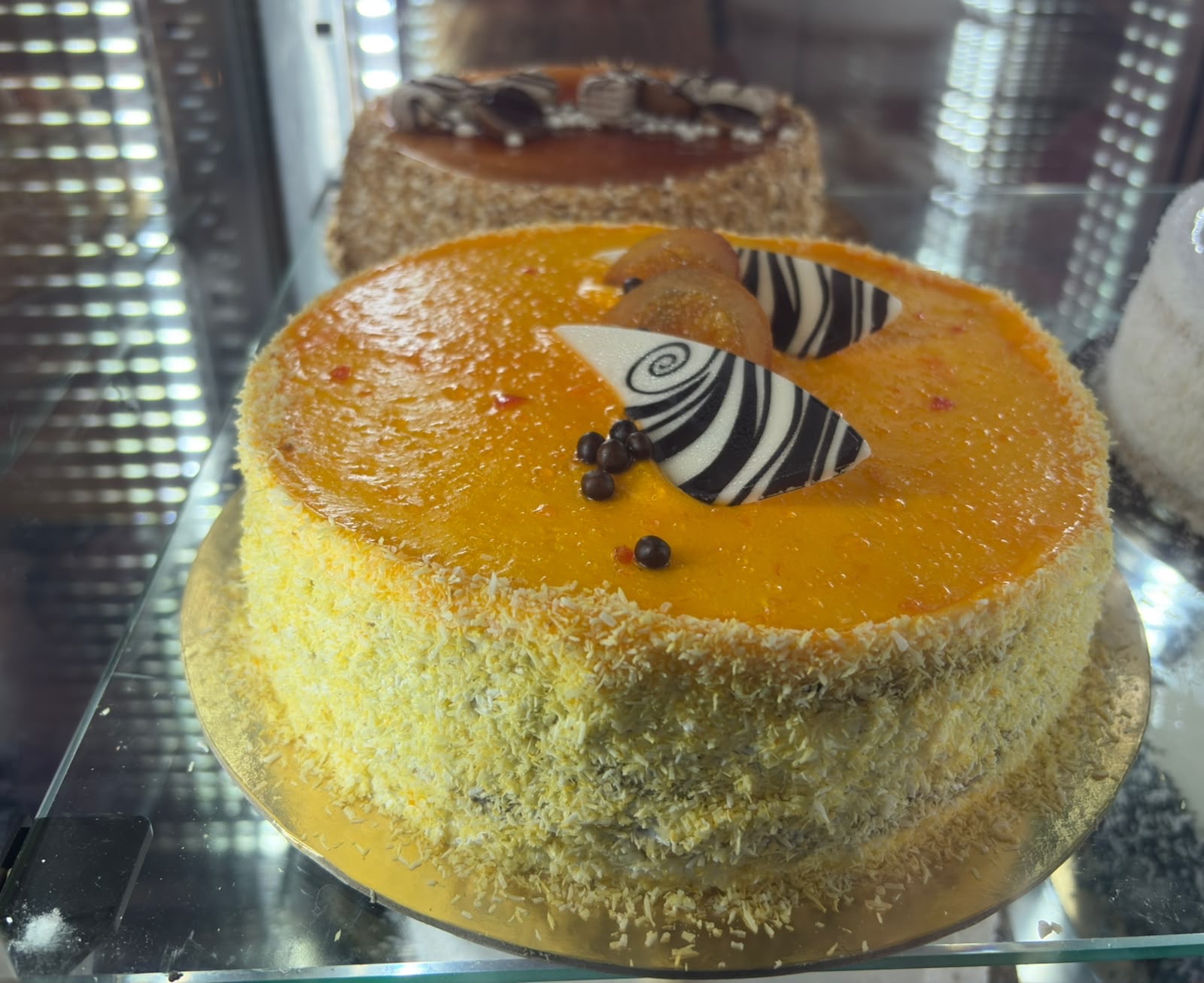 Tiefgekühlte Torte mit Orangenglasur und Schokoladendeko